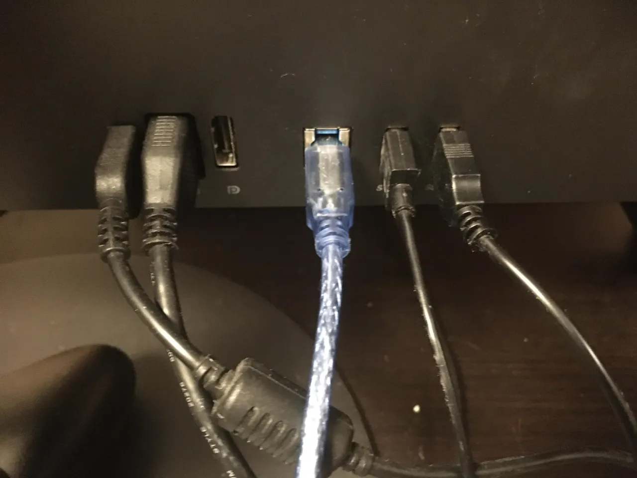 Zdjęcie Po co USB w monitorze? Odkryj, jak ułatwia codzienną pracę
