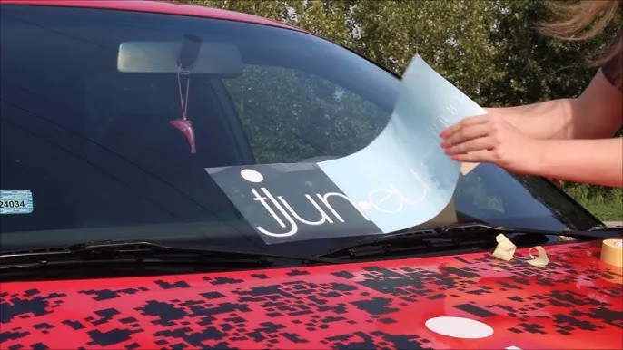 Zdjęcie Naklejka na przednią szybę – jak poprawnie ją zamontować?