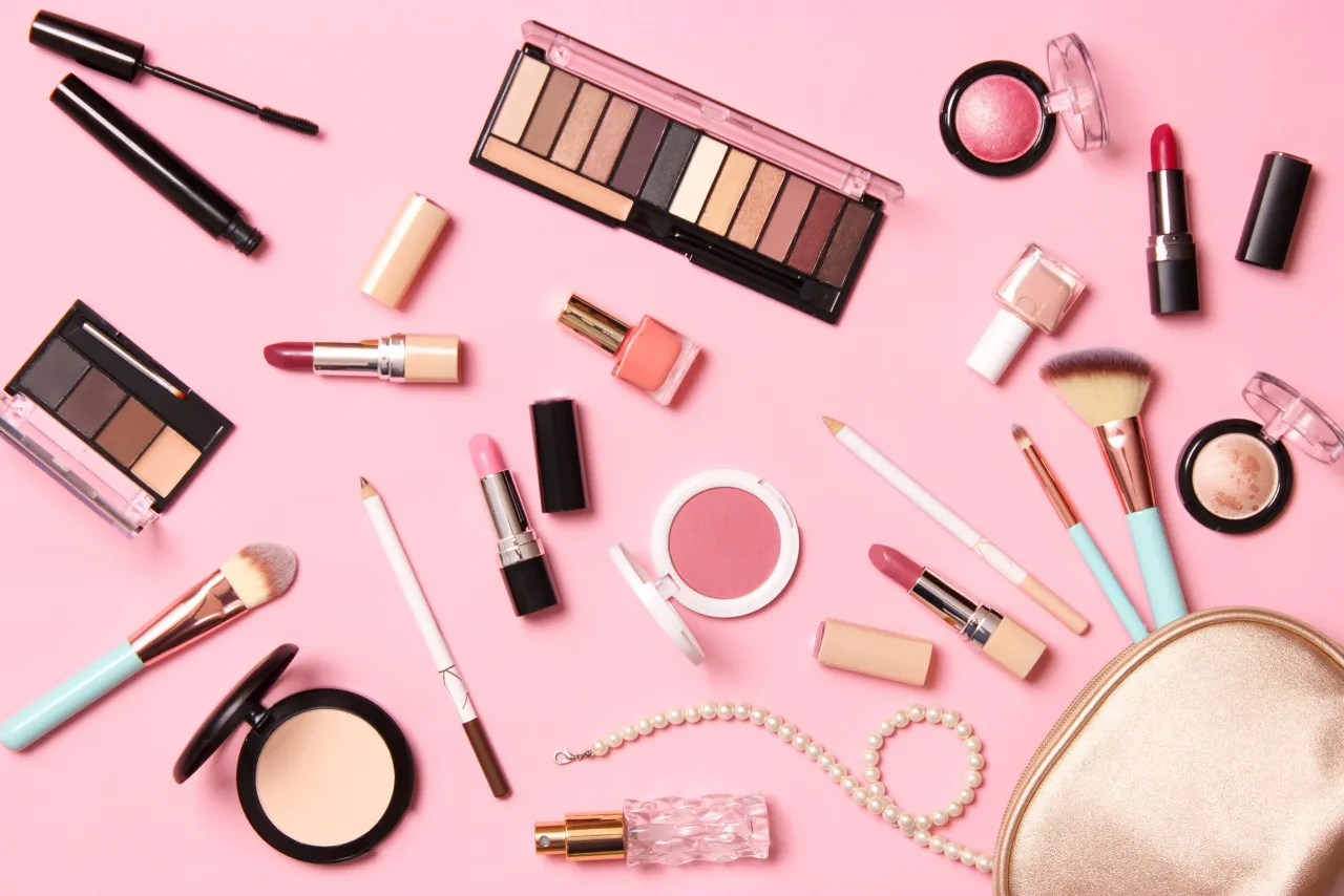 Zdjęcie Niezbędne produkty do makijażu: 10 must-have dla początkujących