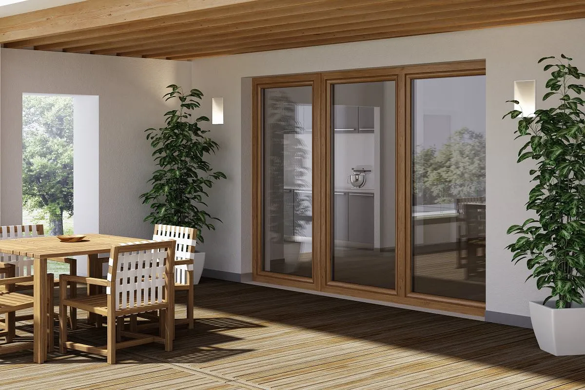 Drewniany taras z meblami i dużymi oknami. Czy okna dwukolorowe są droższe? Warto sprawdzić, bo wyglądają świetnie.