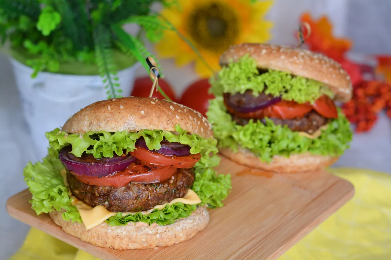 soczysty domowy burger z widoczną warstwą chrupiącej sałaty