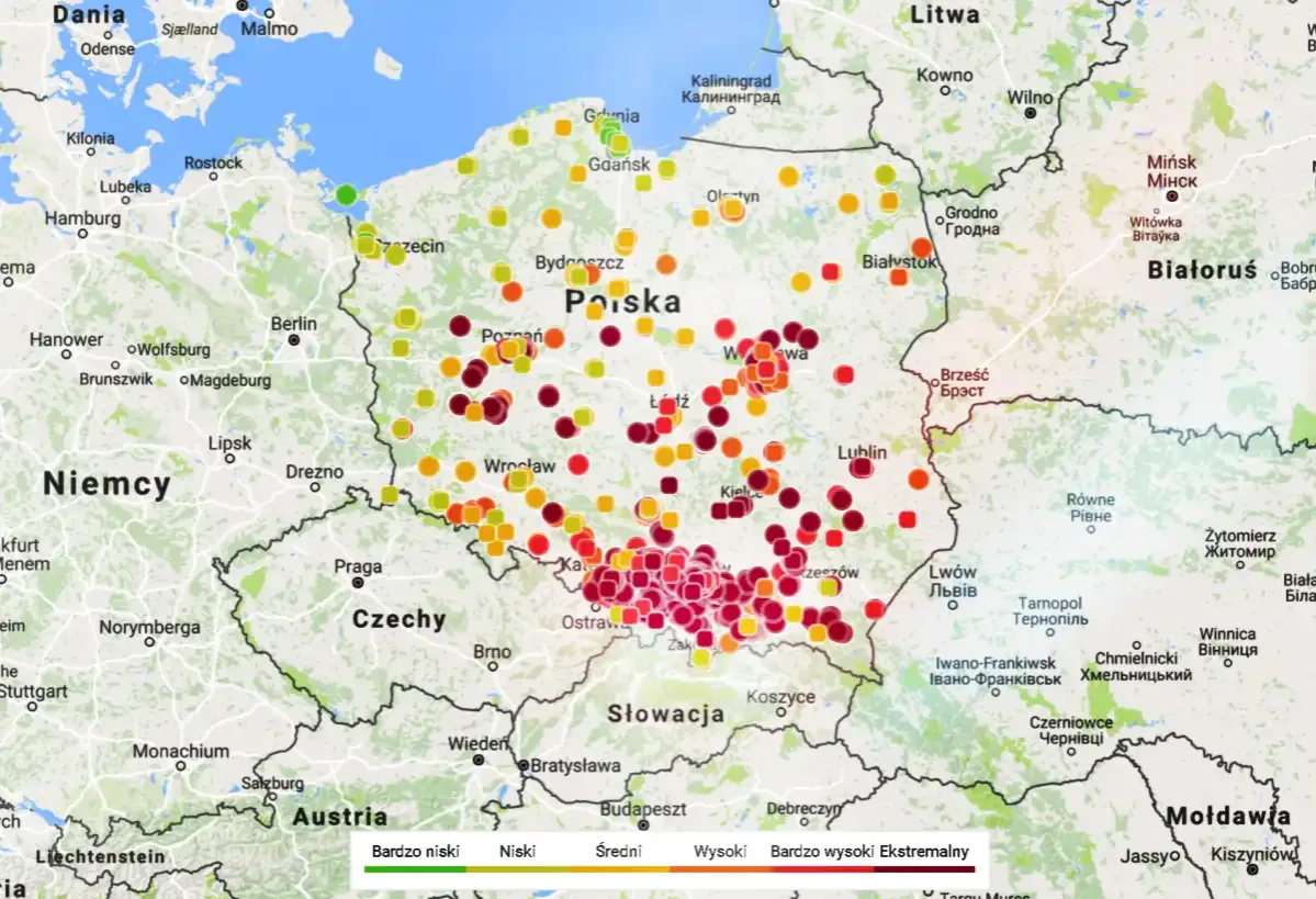 Mapa Polski z kropkami oznaczającymi poziom zanieczyszczenia powietrza. Czerwone kropki wskazują ekstremalny smog, co robic? Sprawdź lokalne ostrzeżenia.