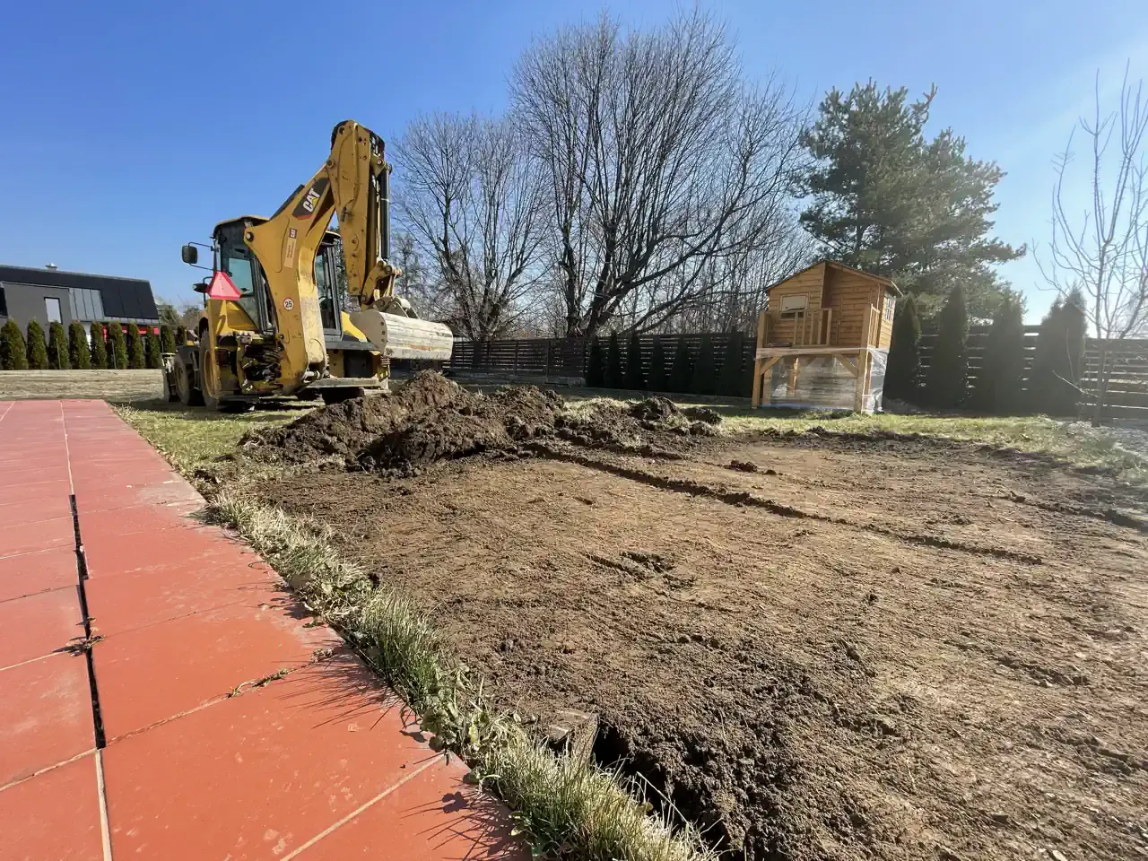 znaczenie odpowiedniej warstwy ziemi pod trawnik