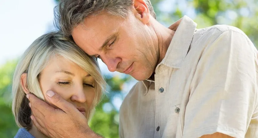 mężczyzna słuchający kobiety z uwagą, szacunek w relacji