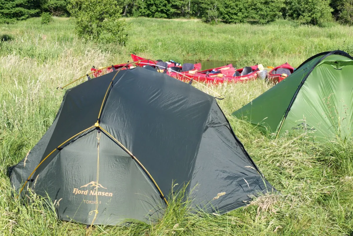 Namiot trekkingowy w górach o wschodzie słońca