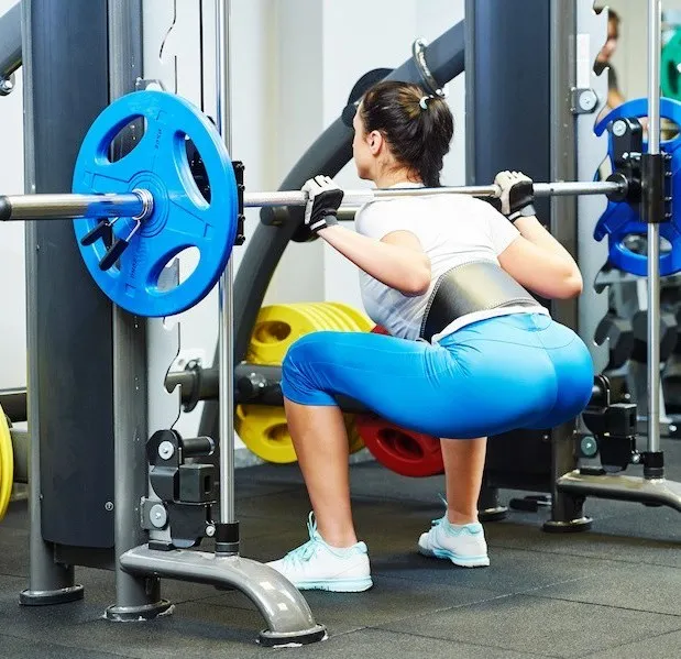 Osoba ćwicząca ze sztangą na siłowni, intensywny trening siłowy