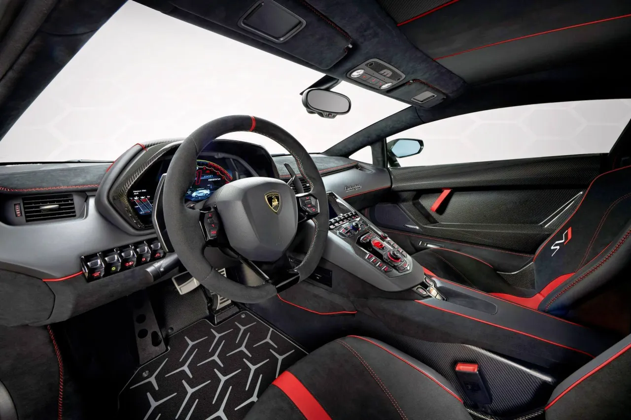 Wnętrze Lamborghini Aventador SVJ z czerwonymi przeszyciami i wł&oacute;knem węglowym. Zastanawiasz się, ile pali Lamborghini Aventador?