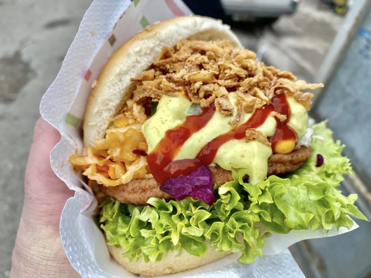 Ewolucja hamburgera, stek hamburski, hamburger na kromkach chleba, hamburger w bułce