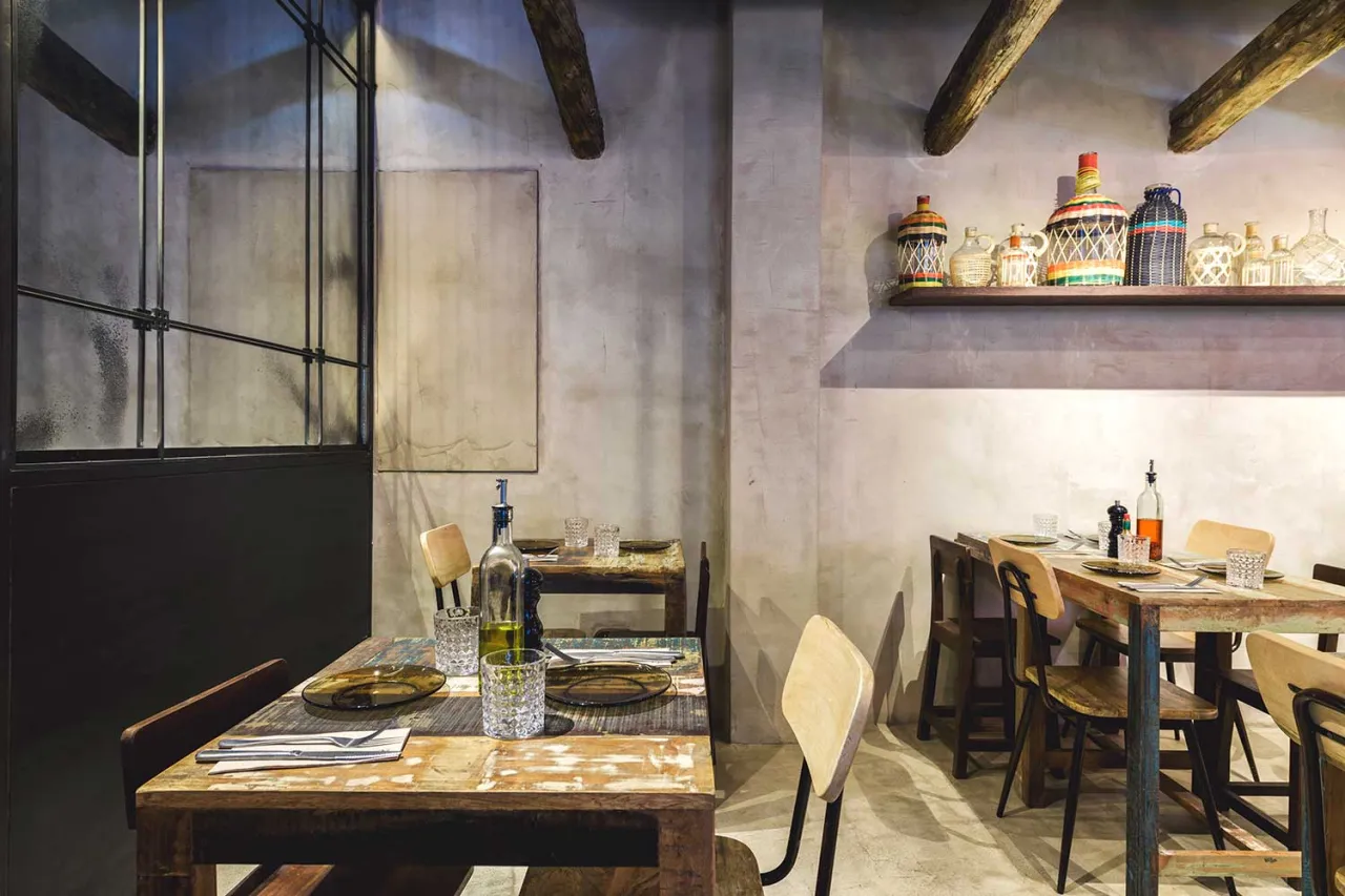 Interior acogedor de una pizzer&iacute;a r&uacute;stica en Ja&eacute;n