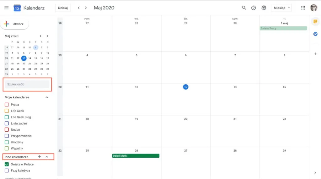 Osoba czekająca na telefon, kalendarz z zaznaczonymi datami