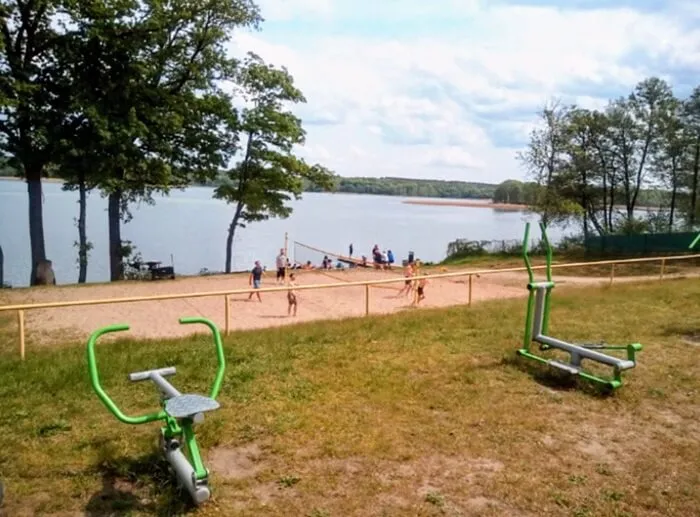 Jezioro Niesłysz domek linia brzegowa