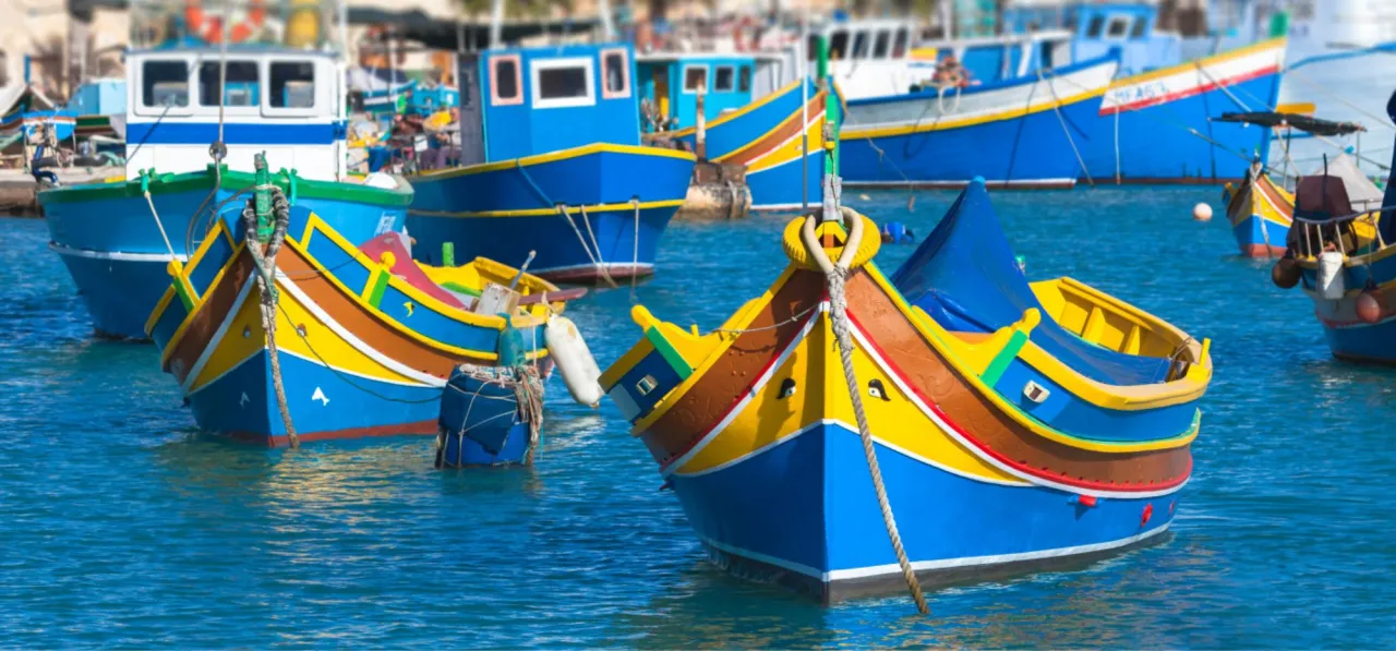Marsaxlokk kolorowe łodzie luzzu