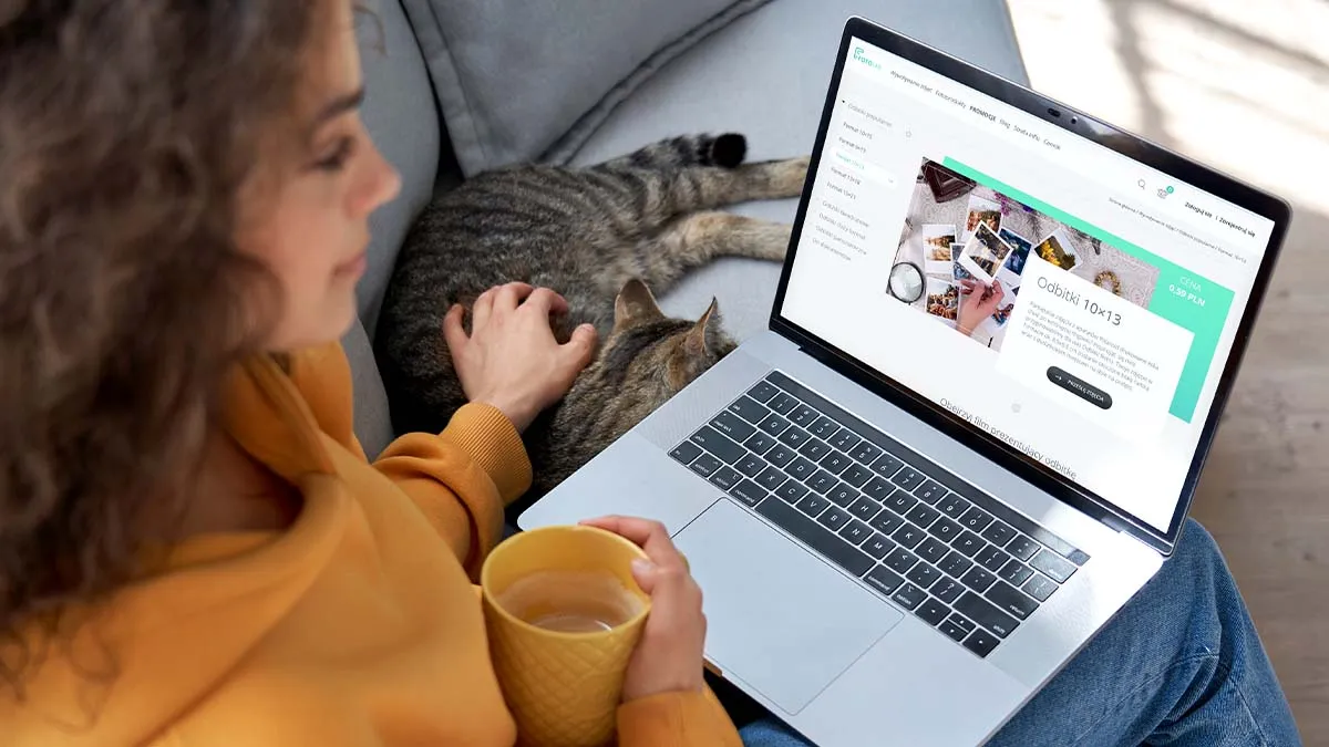 zamawianie zdjęć online, osoba z laptopem wybierająca zdjęcia do druku