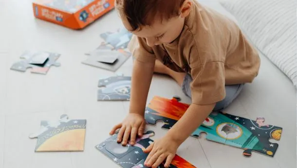 rodzic bawi się z dzieckiem w spektrum autyzmu