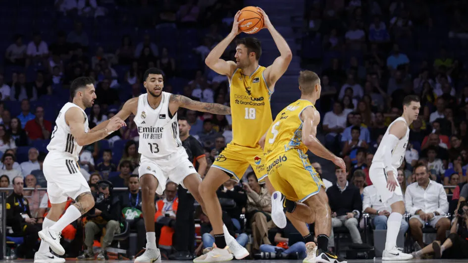 Real Madrid baloncesto equipo en acci&oacute;n