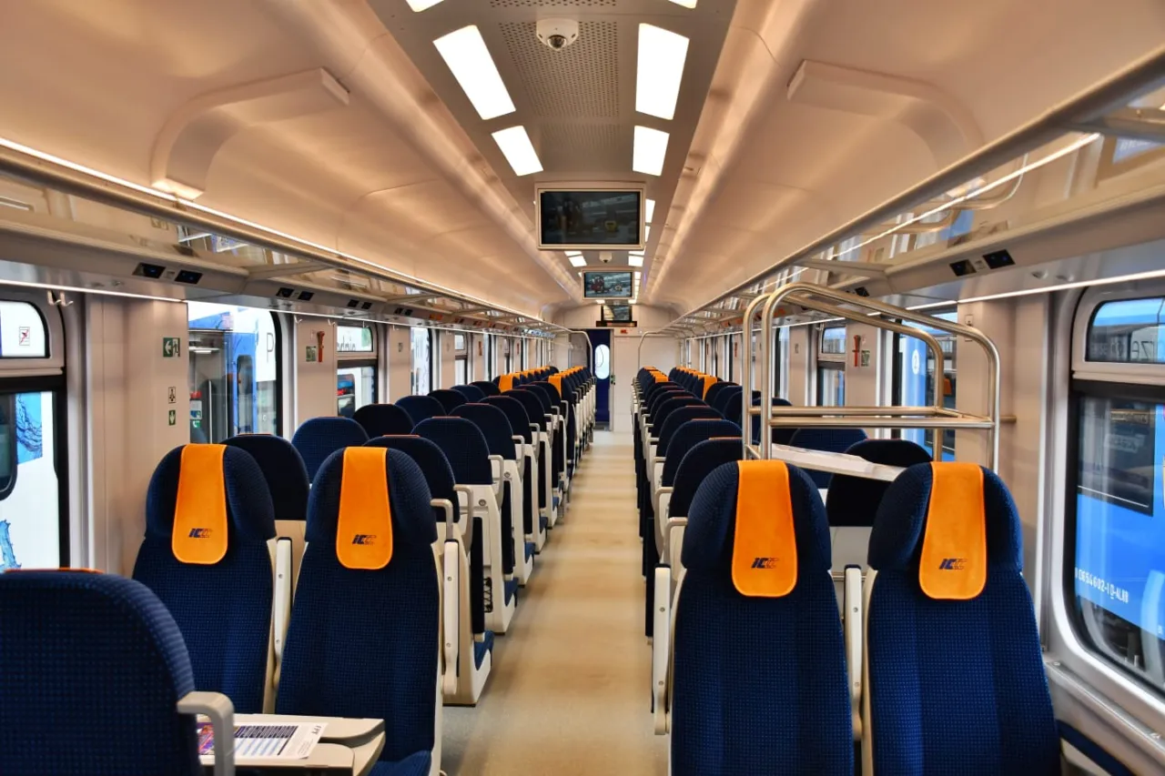 nowoczesny pociąg pkp intercity wnętrze