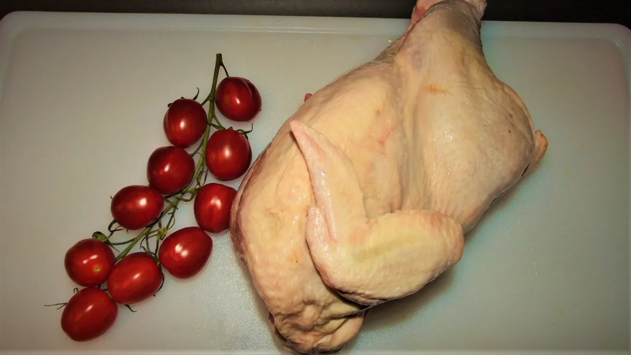 świeży kurczak w całości