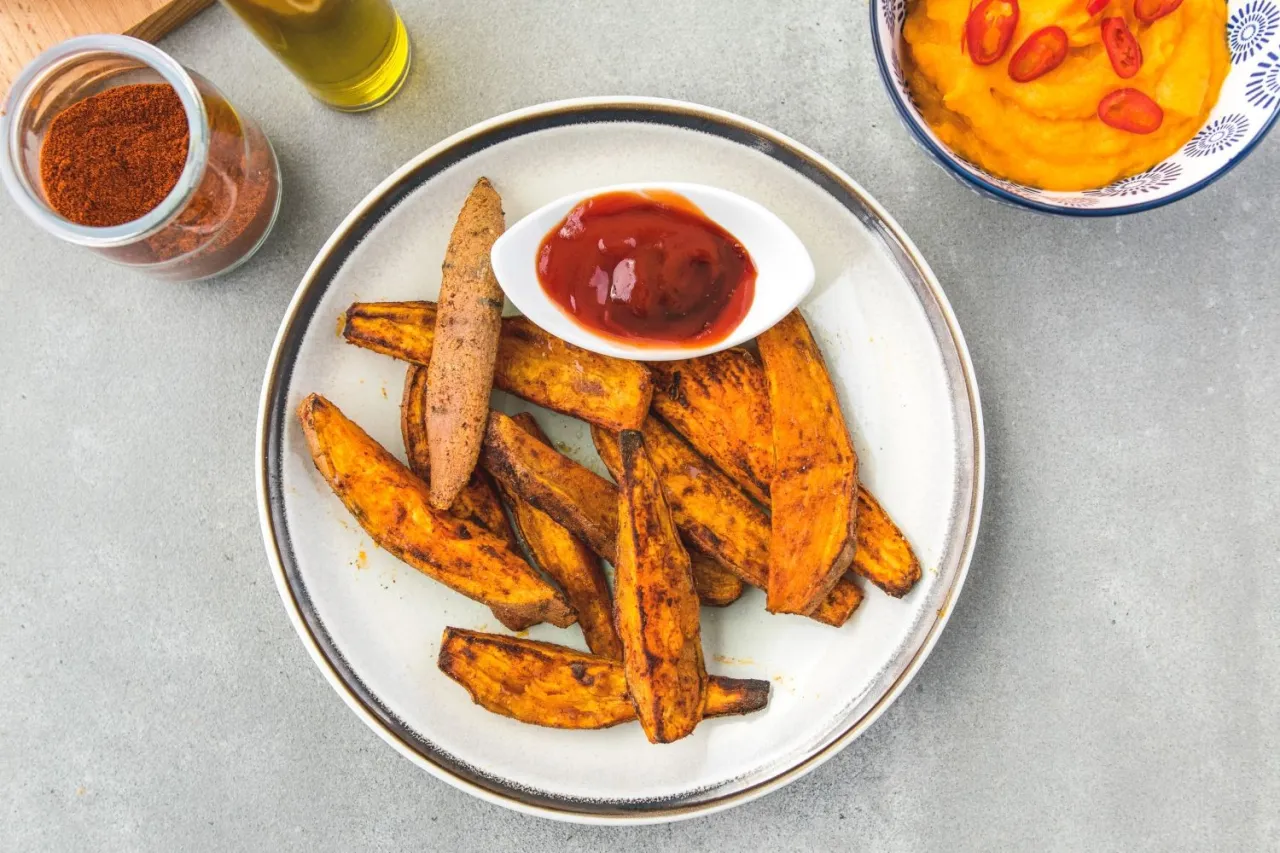 r&oacute;żnorodne sosy do frytek w małych miseczkach