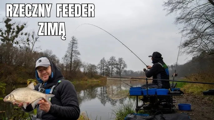 wędkarz łowiący feederem na jeziorze rzece kanale