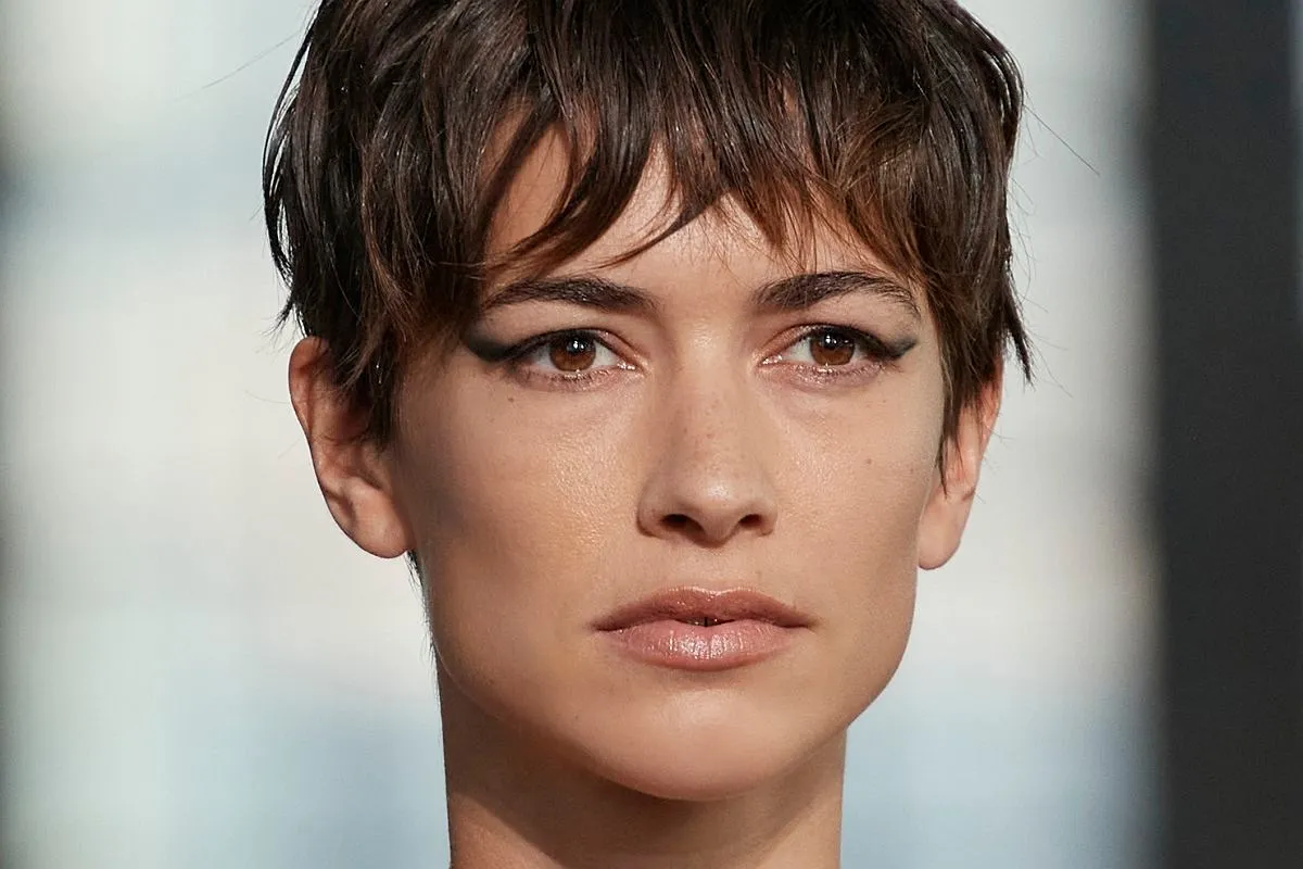 Kr&oacute;tkie włosy, wyraziste kreski na powiekach. Inspiracja, jak zrobić fryzurę na kr&oacute;tkich włosach.