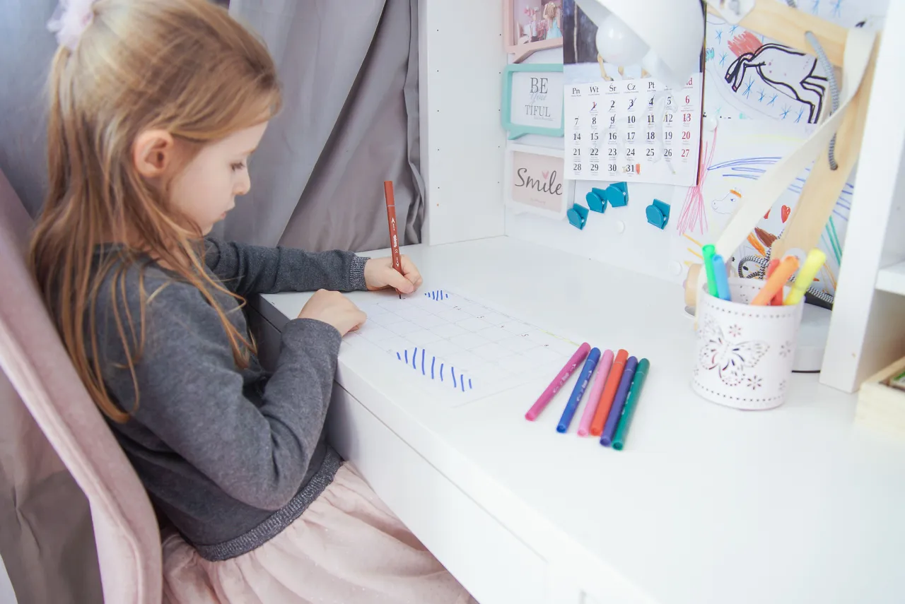 kalendarz z zaznaczonymi miesiącami i dzieckiem