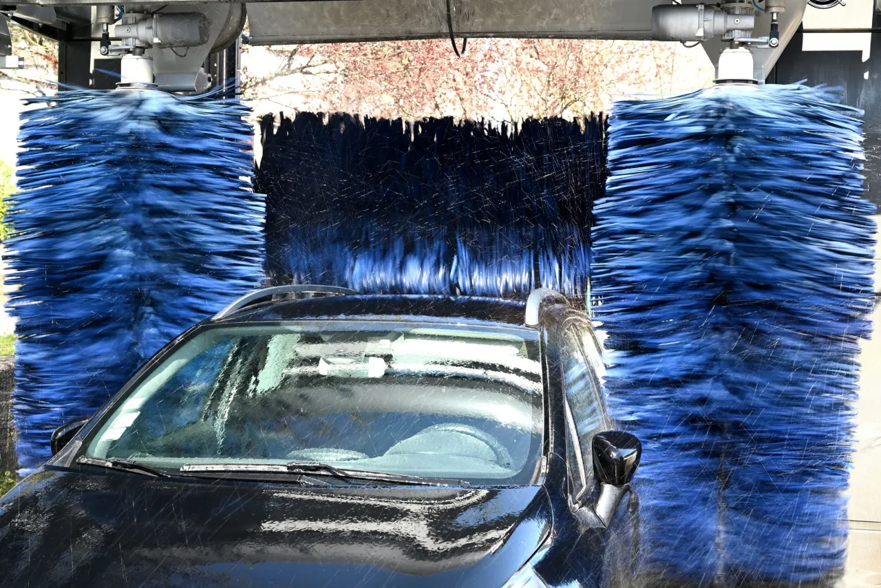 porysowany lakier od szczotki myjni