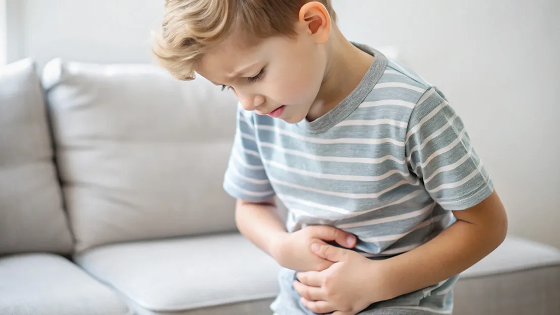 dziecko z b&oacute;lem brzucha przed szkołą, dziecko płacze przed szkołą