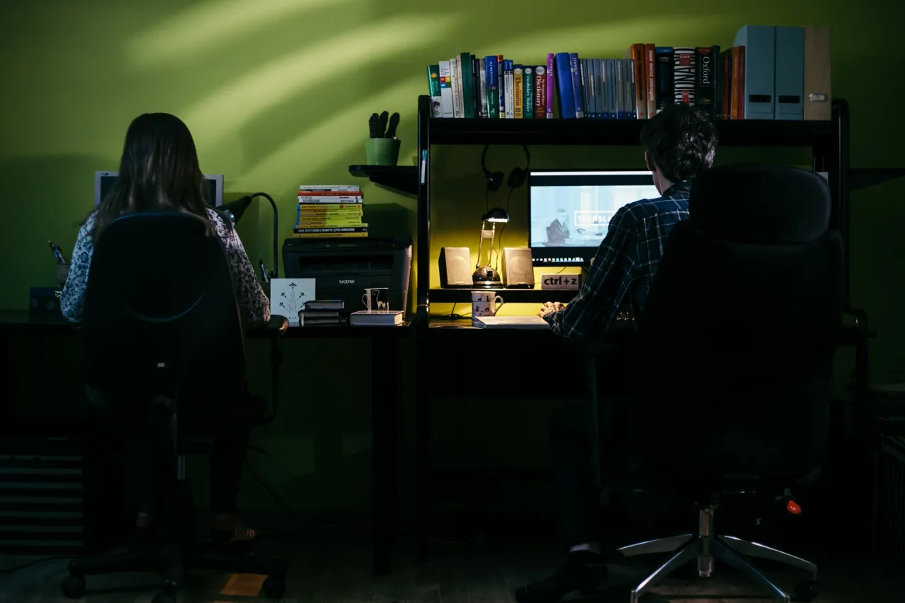 profesjonalny tłumacz przy biurku z książkami i komputerem