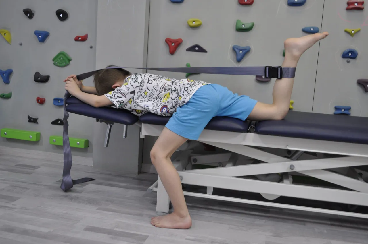 ćwiczenia rozciągające stopę w ł&oacute;żku