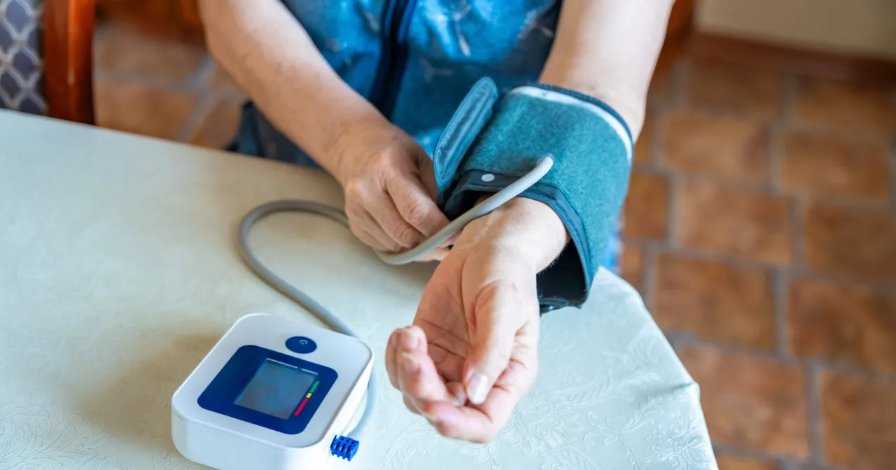 pulsometr na nadgarstek, pomiar tętna senior