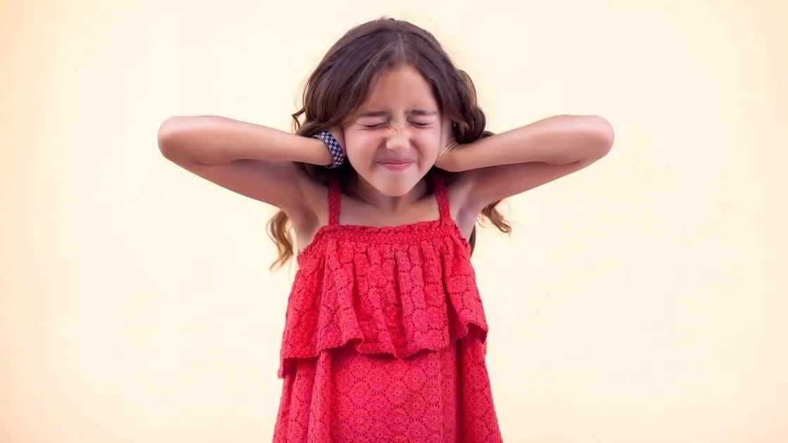 dziecko unika metek w ubraniu, dziecko zatyka uszy na hałas