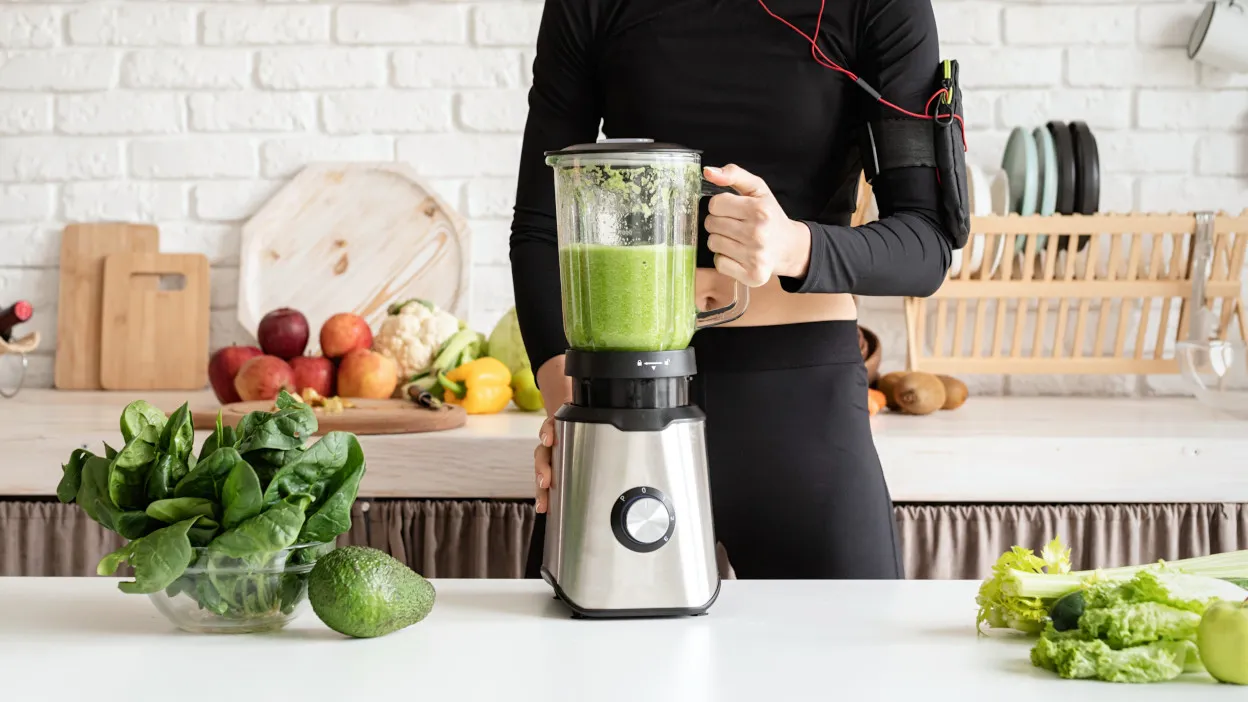 r&oacute;żne blendery kielichowe i personalne, zdrowe składniki do koktajli