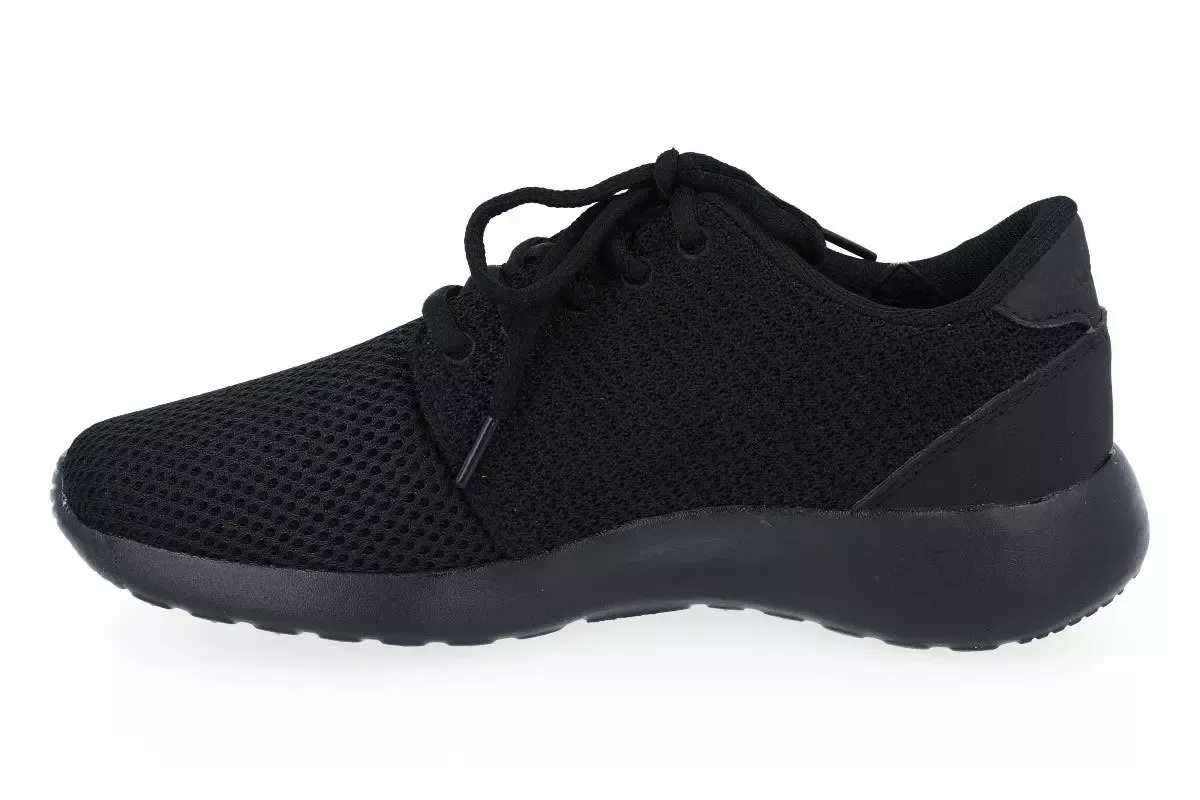 różne rodzaje butów sportowych z siatki