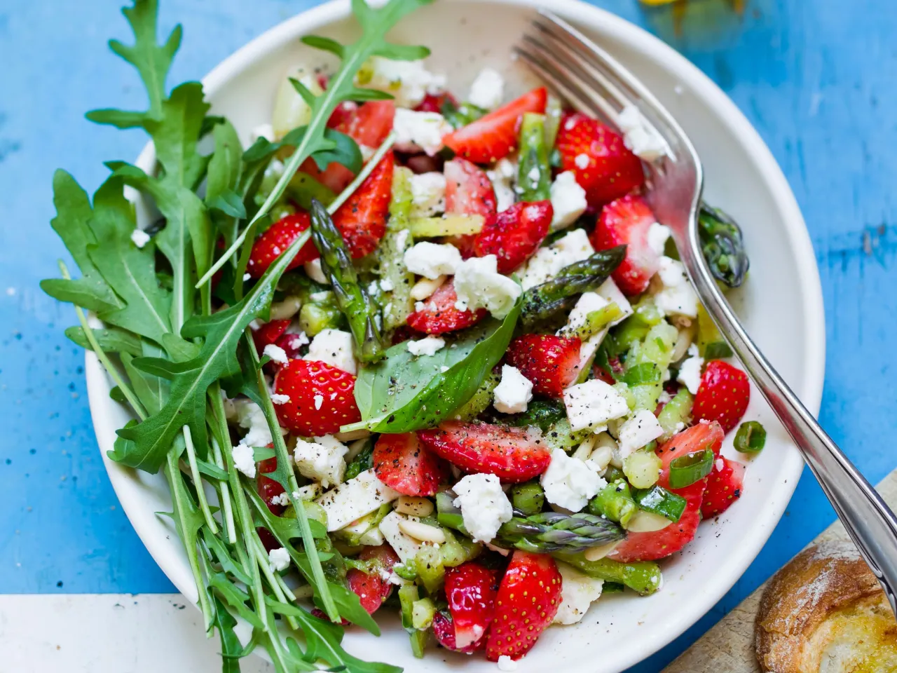 Spargelsalat mit Erdbeeren und Feta