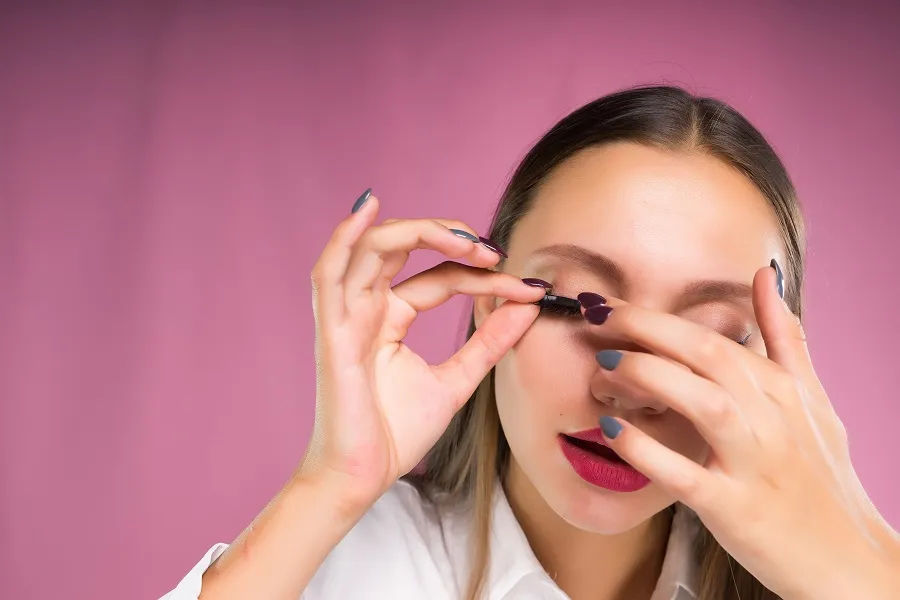 jak bezpiecznie zdjąć sztuczne rzęsy