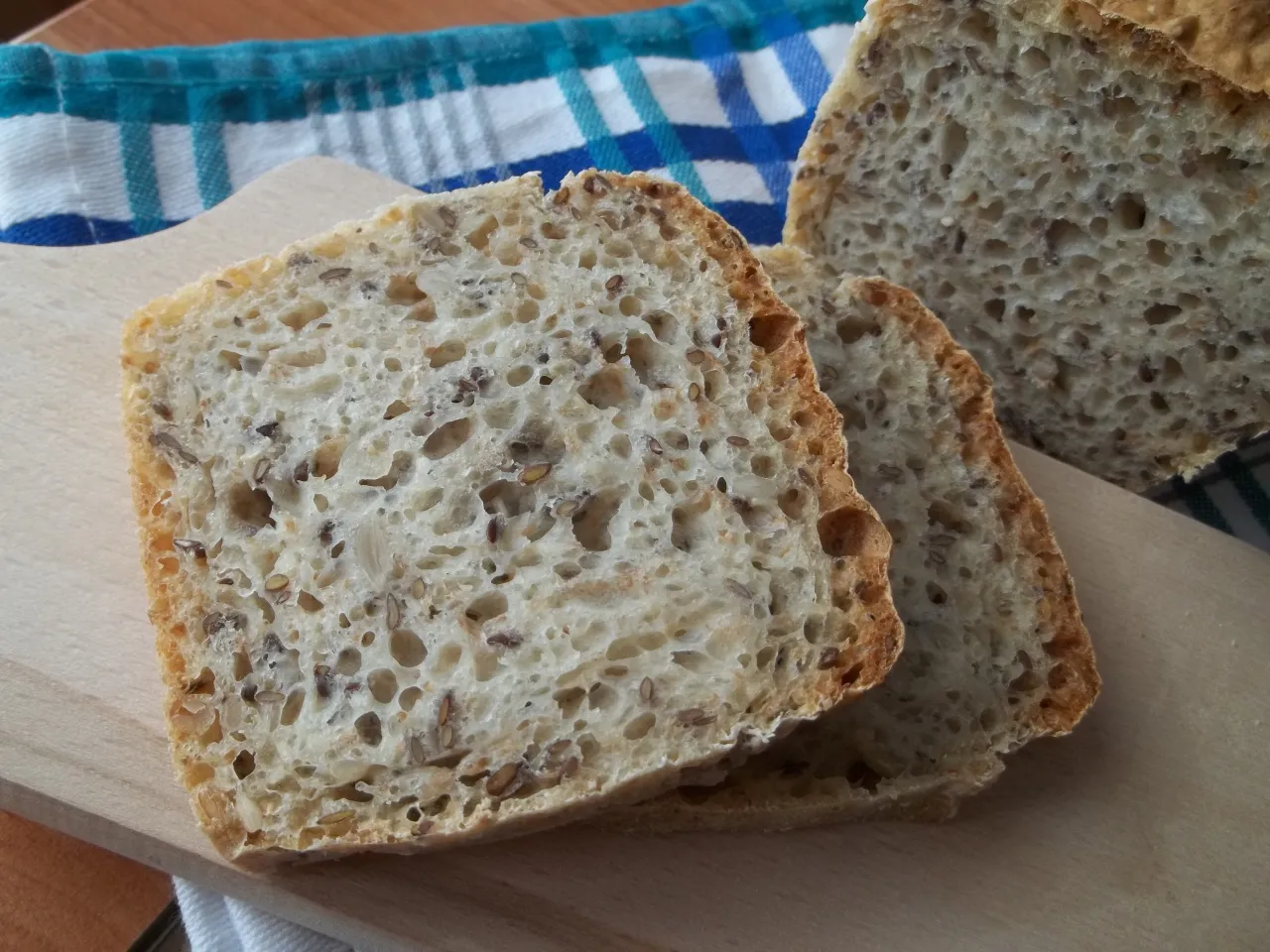 Kromka domowego chleba pełnego ziaren, idealna do zdrowego śniadania. Ten przepis na zdrowy chleb jest prosty i pyszny.