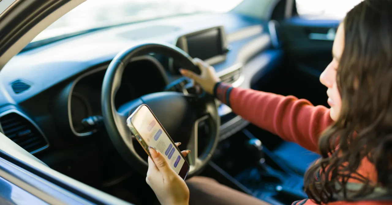 Osoba robiąca profesjonalne zdjęcia samochodu smartfonem