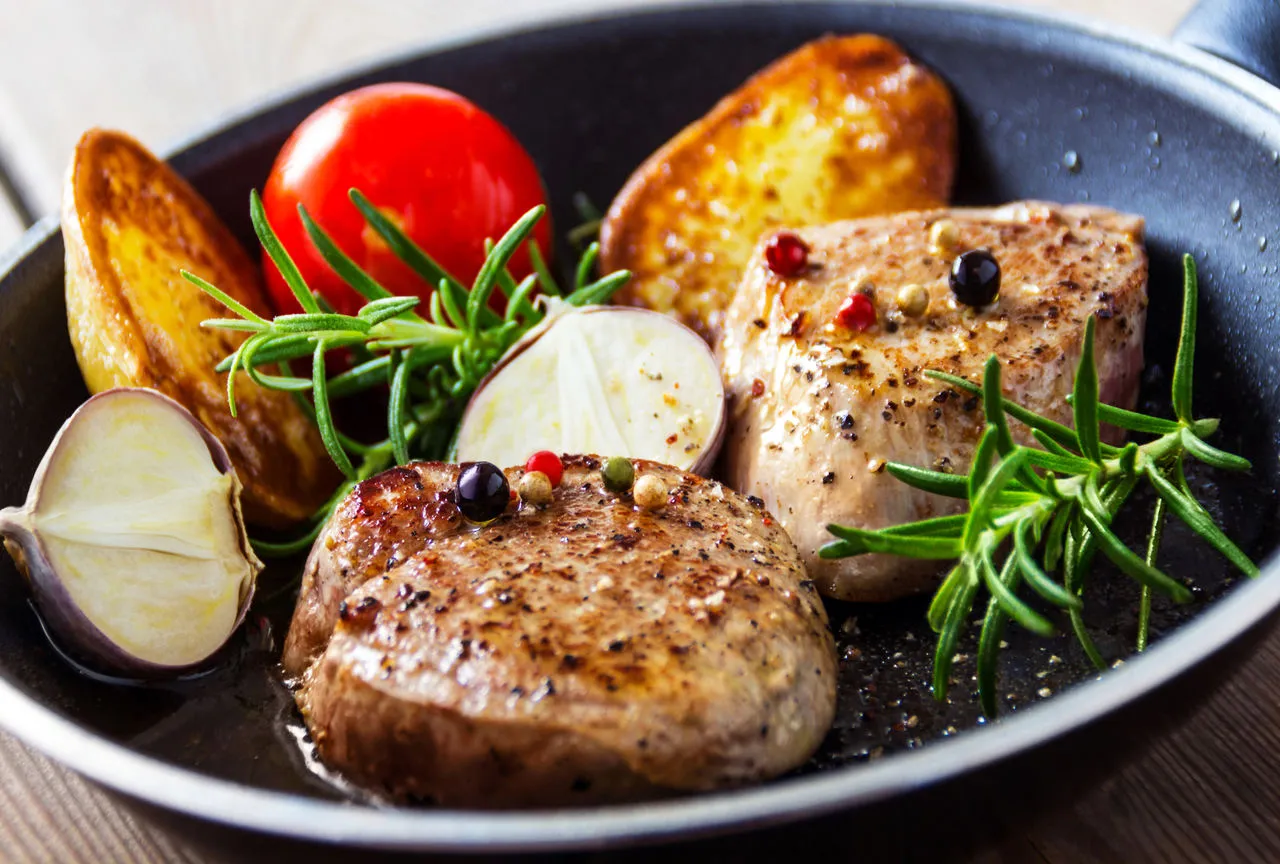 polędwiczka wieprzowa smażona na patelni