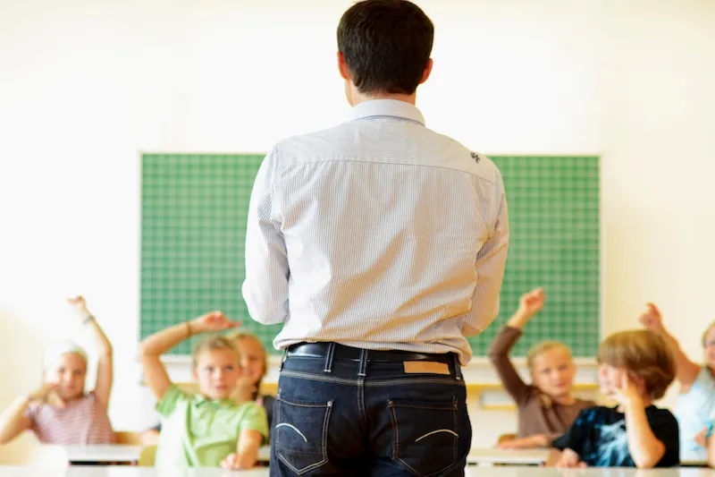 Zdjęcie Czy nauczyciel może nagrywać uczniów na lekcji? Zasady i konsekwencje