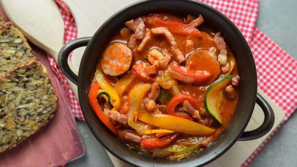 Talerz leczo z r&oacute;żnymi dodatkami