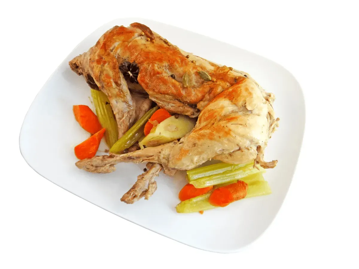 Pieczony kr&oacute;lik kalifornijski mięso z warzywami: marchewką i selerem.