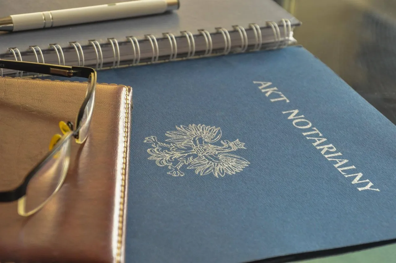 Notariusz wyjaśniający dokumenty lub podpisujący akt notarialny