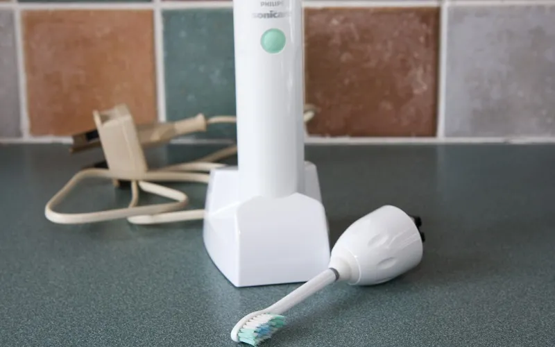Szczoteczka soniczna i ultradźwiękowa porównanie