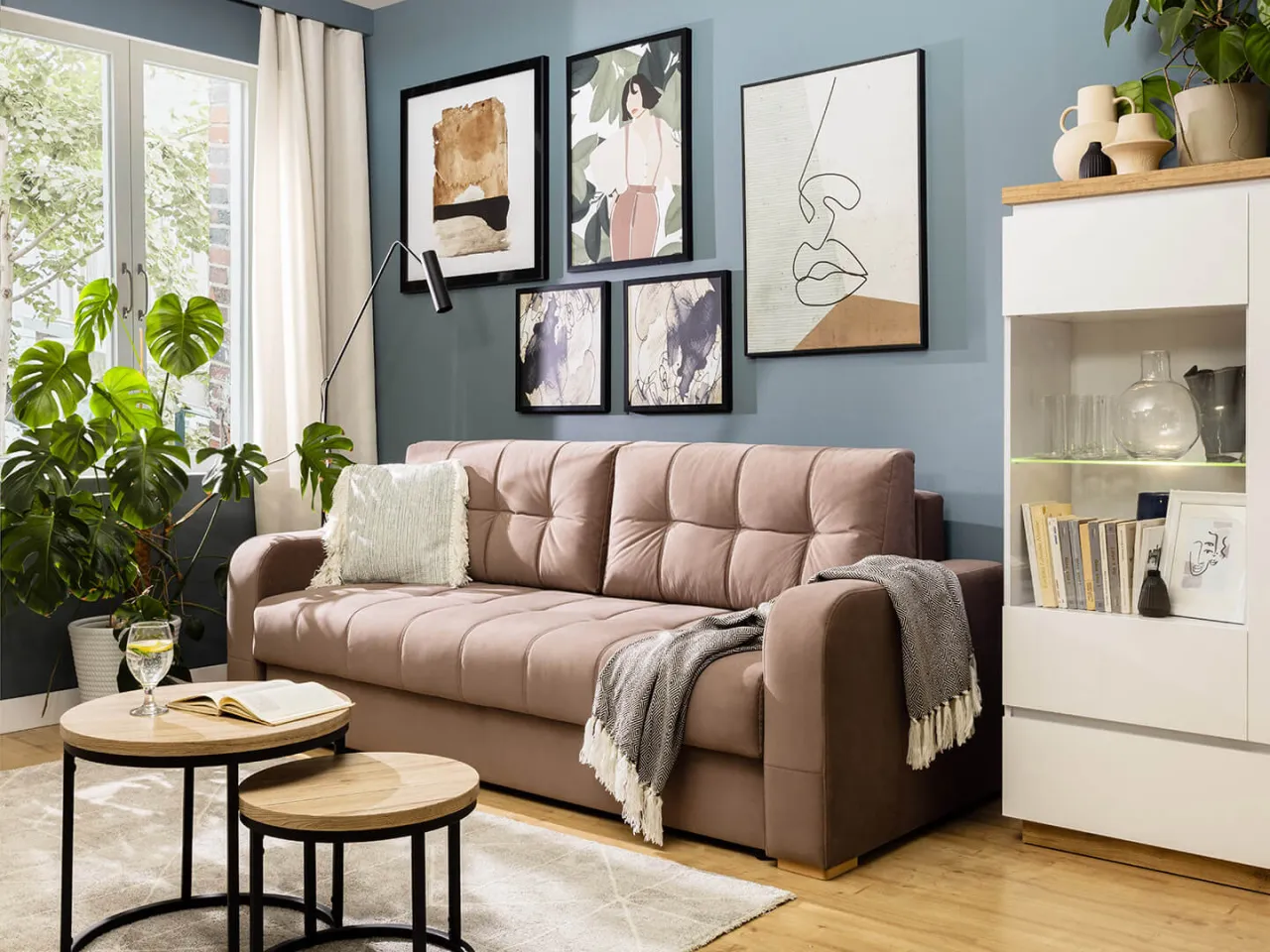 galeria obrazów nad kanapą lustro makrama