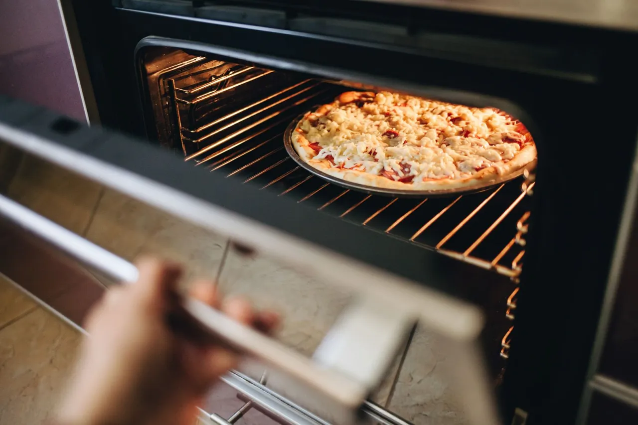 pieczenie pizzy w domowym piekarniku