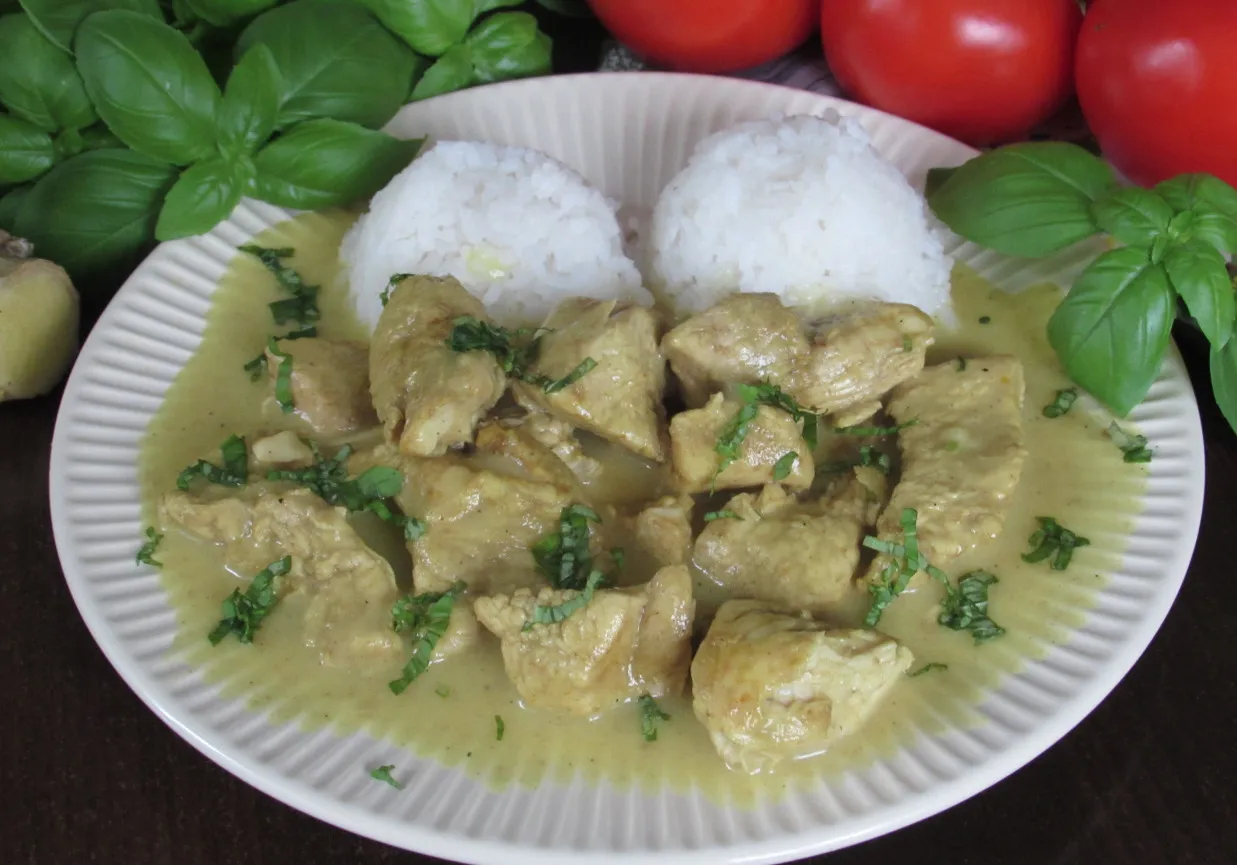 Pyszny indyk po tajsku z mleczkiem kokosowym, podany z ryżem i świeżą bazylią.