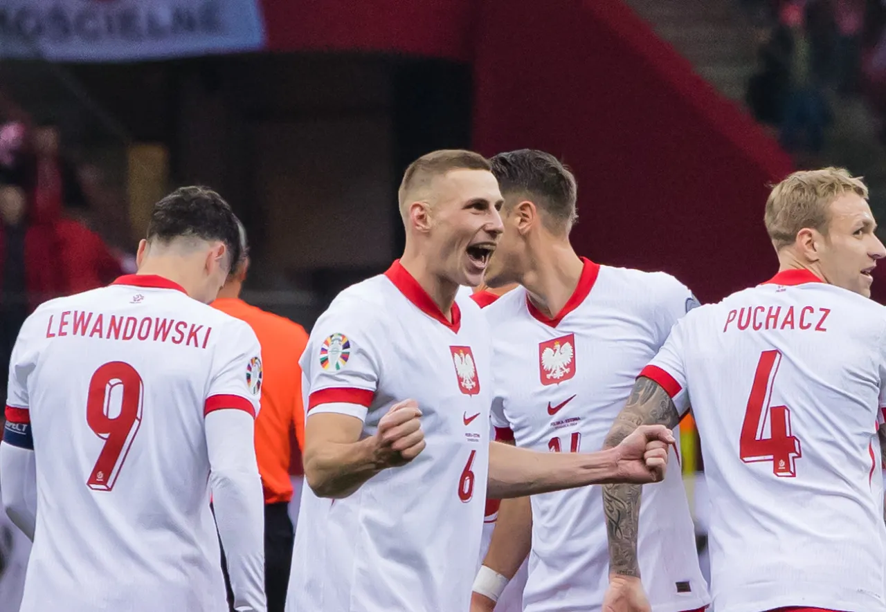 Piłkarze reprezentacji Polski świętują. Choć nie wiemy, ile zarabia piłkarz w reprezentacji, radość ze zwycięstwa jest bezcenna. Lewandowski, Puchacz i inni.