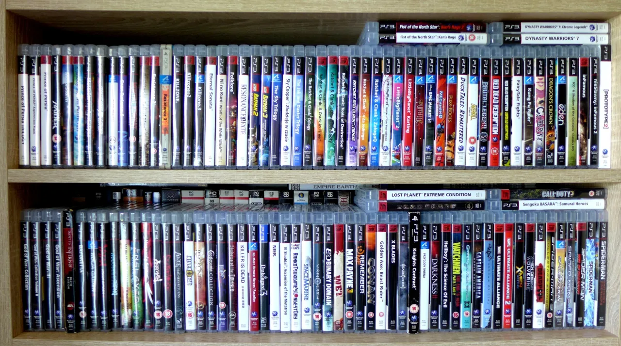 kolekcja gier pudełkowych na półce
