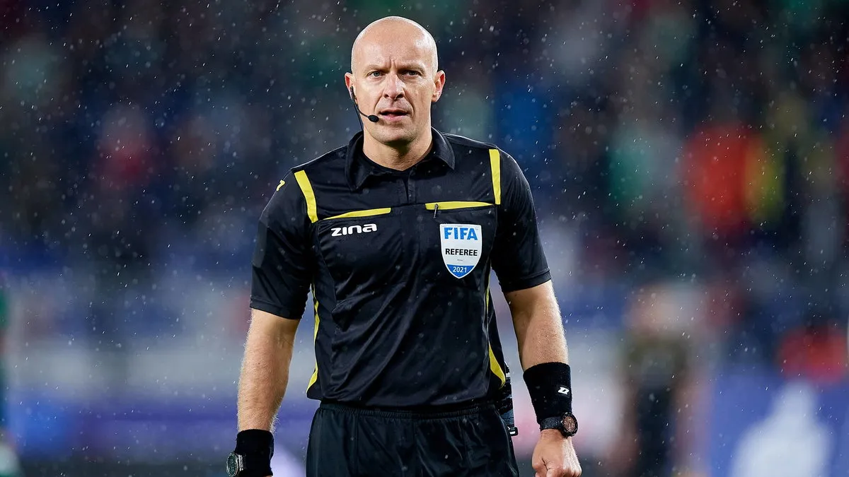 Sędziowie piłkarscy na boisku: sędzia główny, asystenci, techniczny, VAR