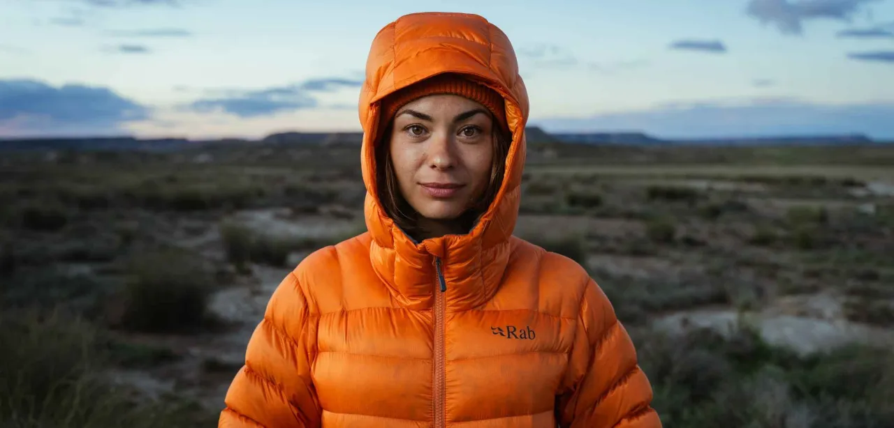 kurtka puchowa vs syntetyczna w góry